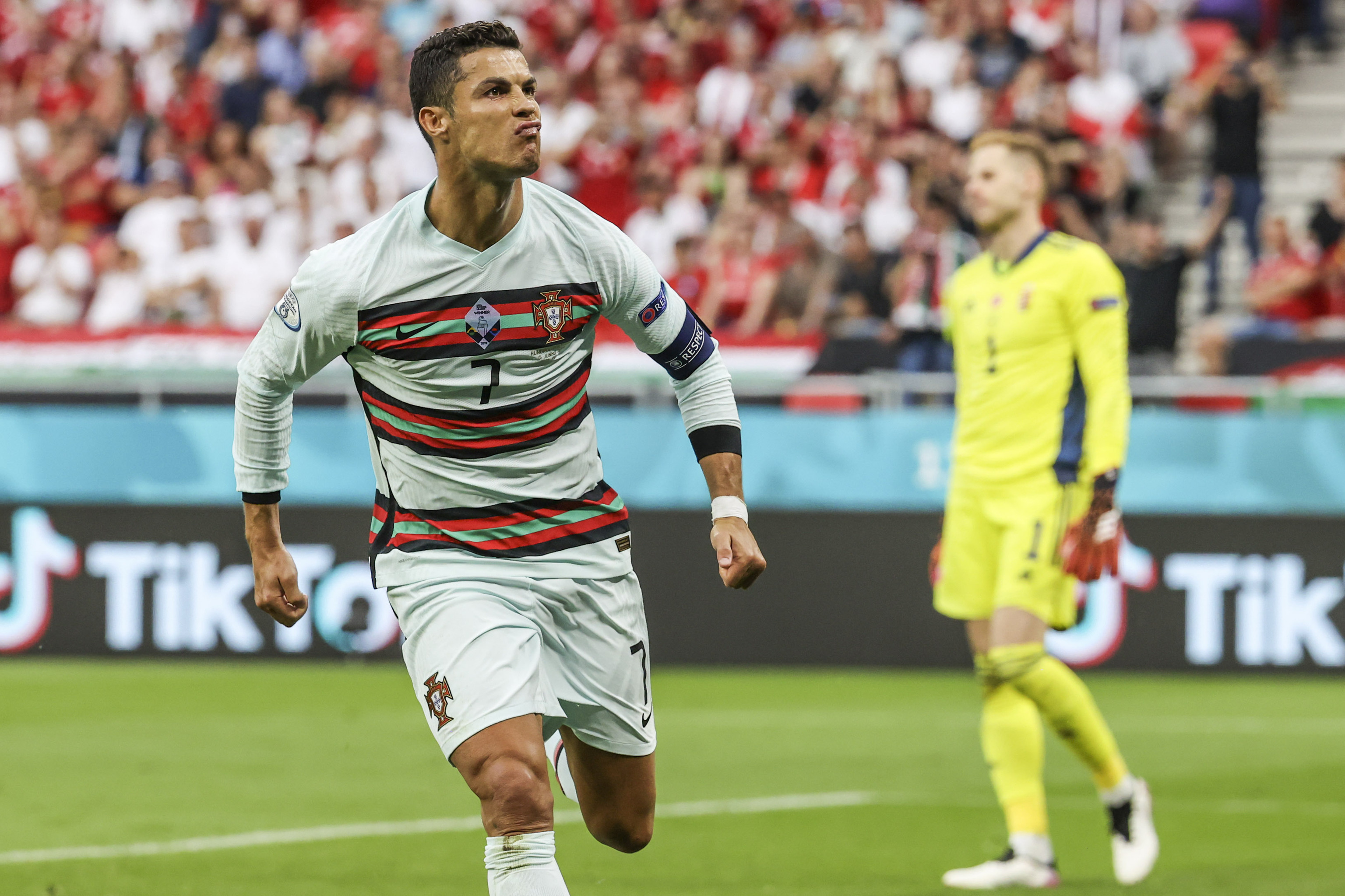 Cristiano celebra uno de sus goles a Hungra.
