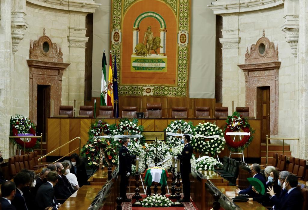 El fretro con los restos de Manuel Clavero preside el saln de plenos del Parlamento andaluz.