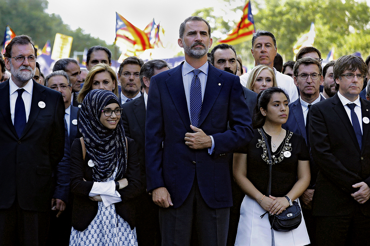 El Rey, con Rajoy y Puigdemont en la cabecera de la manifestación contra los atentados del 17-A.