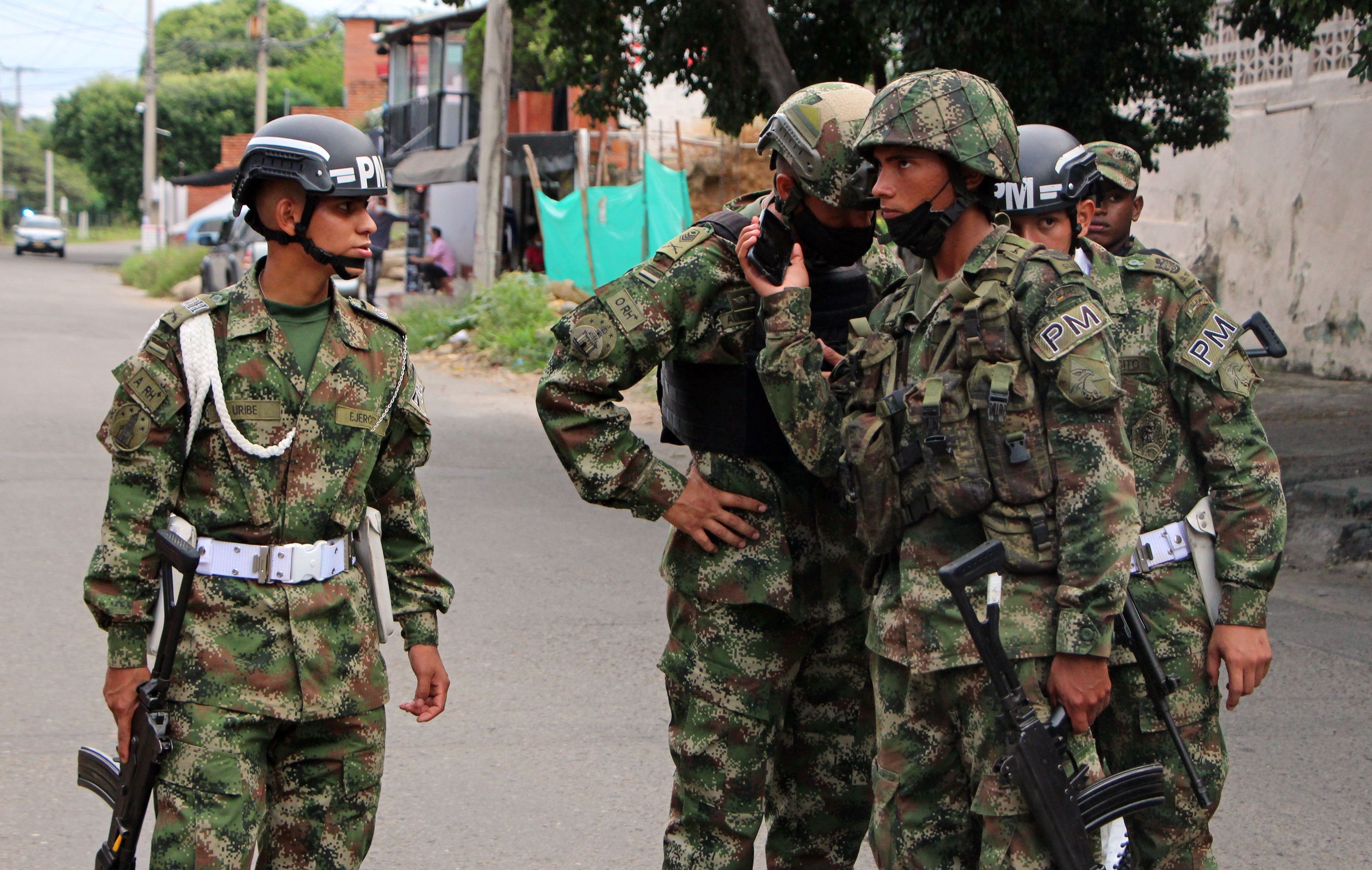 Soldados realizan un control en los alrededores del cuartel tras la explosión.
