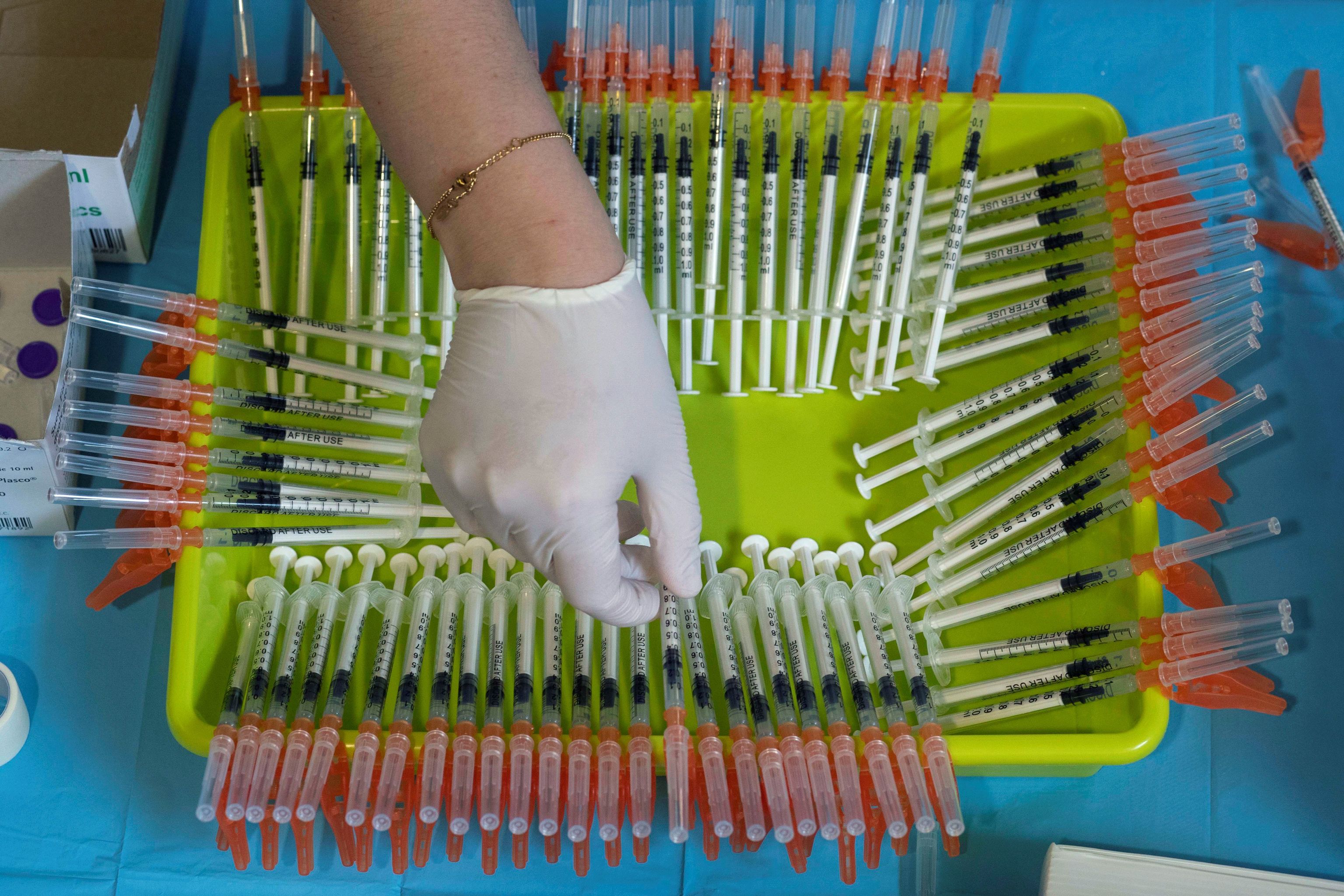 Una enfermera prepara jeringuillas con dosis de la vacuna de Pfizer en Murcia.