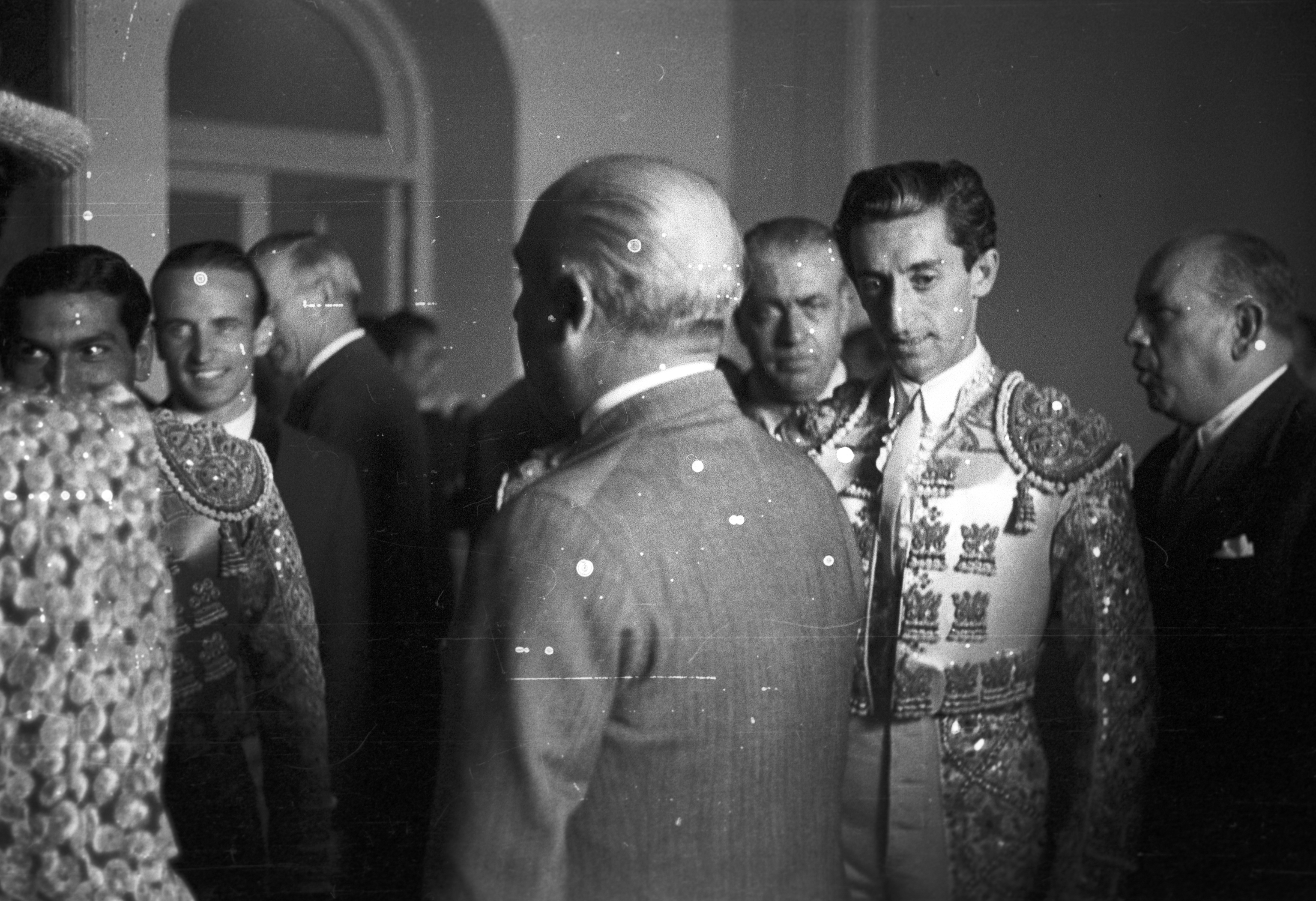 Franco saluda a Manolete antes de una corrida, en 1946.