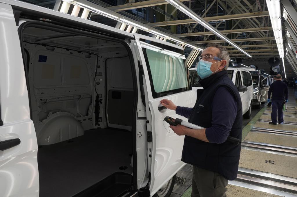 Un trabajador de Mercedes examina una de las furgonetas producidas en la planta del polgono industrial de Jundiz.