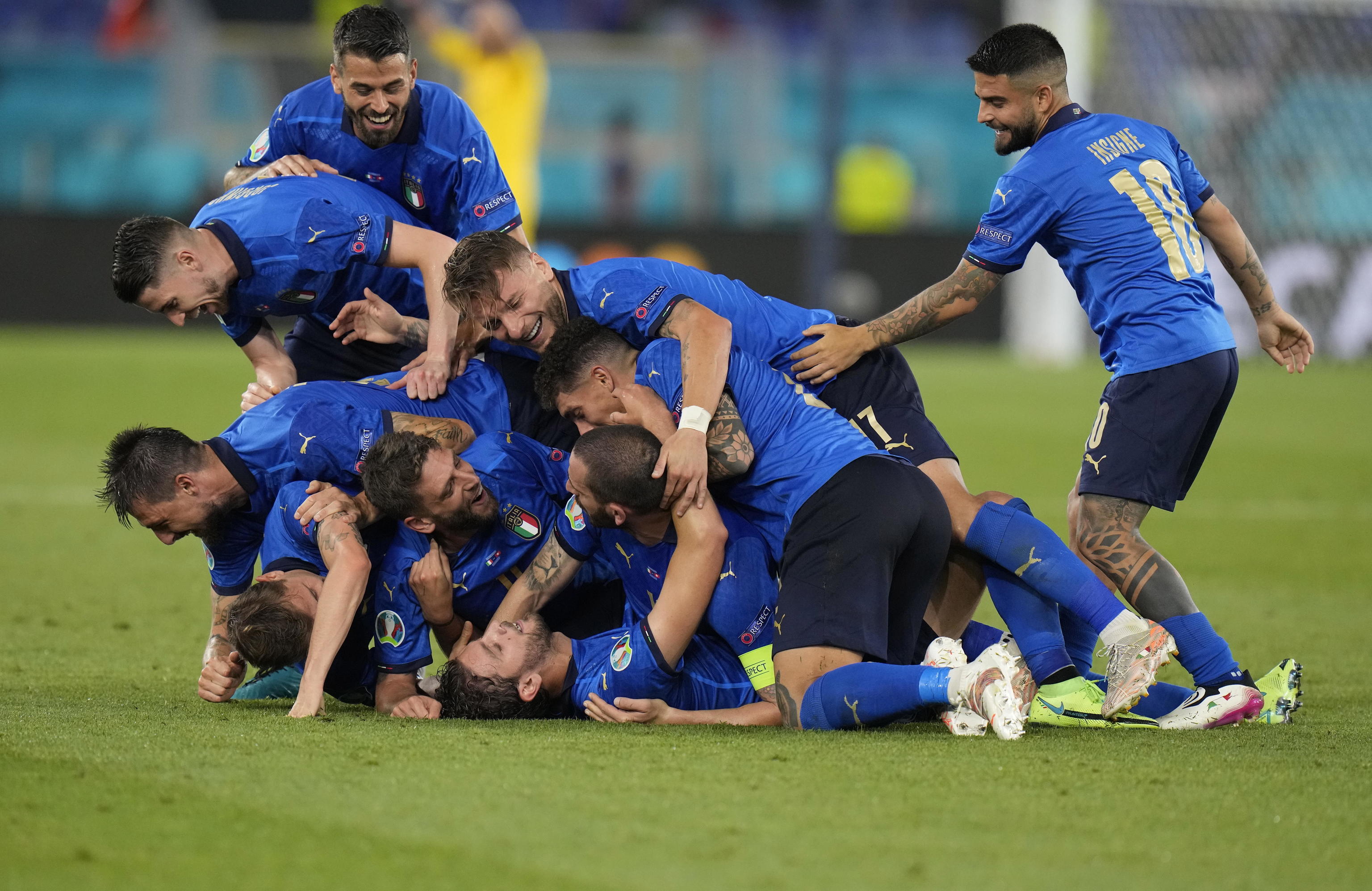 La seleccin italiana celebrando el gol de Locatelli