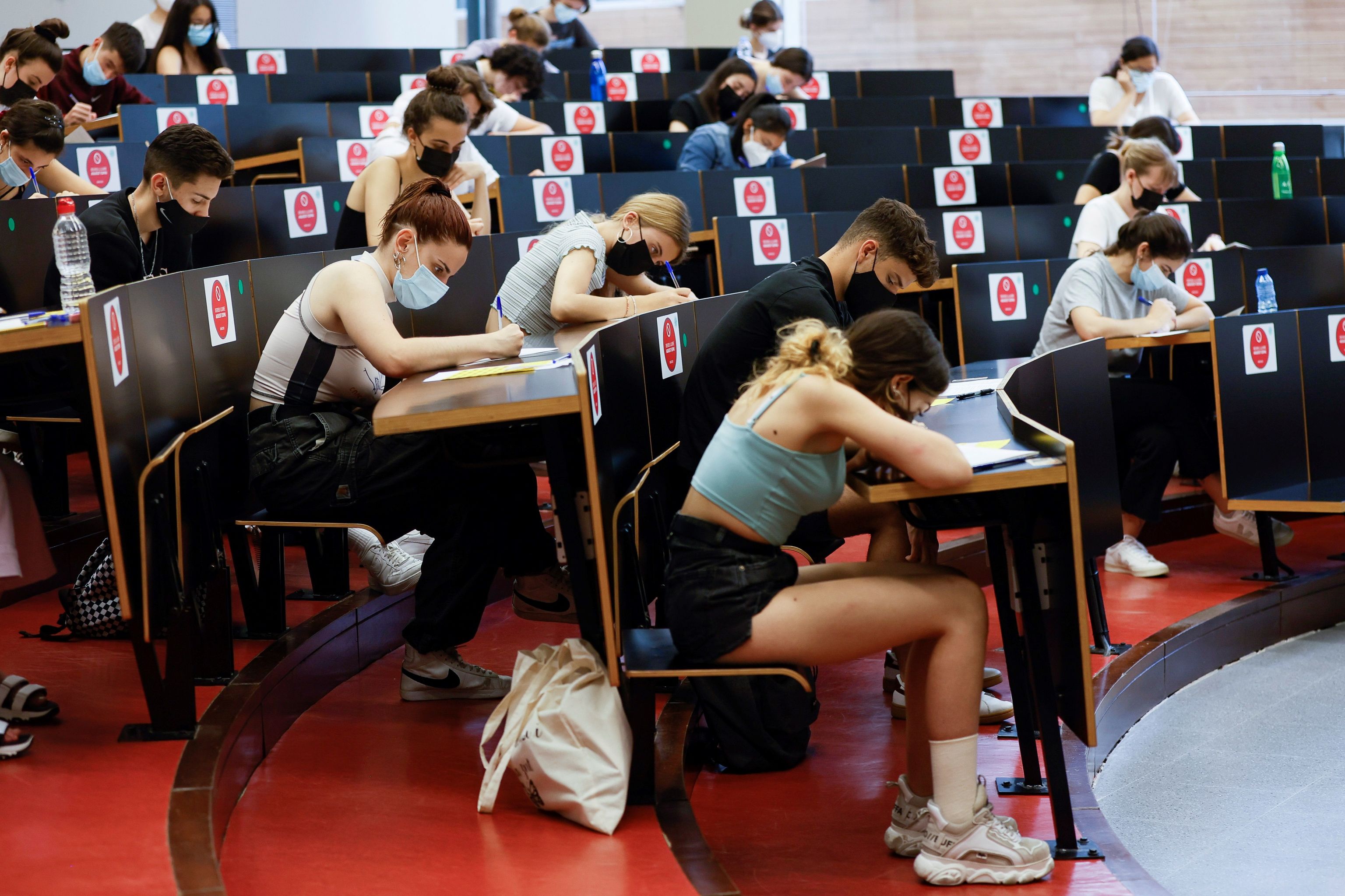 Estudiantes en un examen en el Campus Ciutadella de la Universidad Pompeu Fabra.