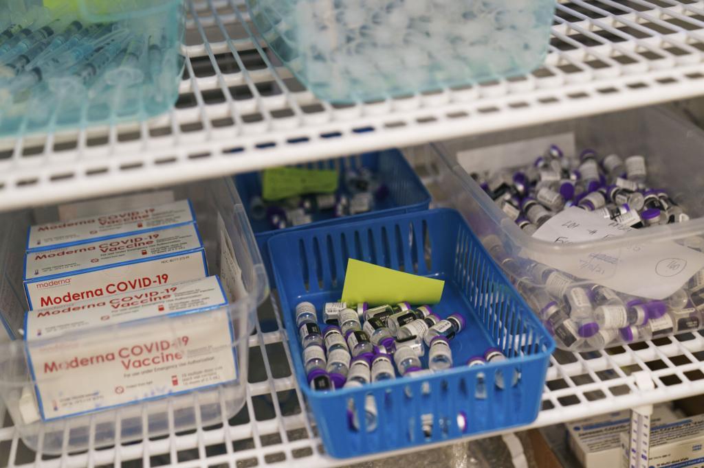 Vacunas de Moderna y Pfizer almacenadas en un congelador