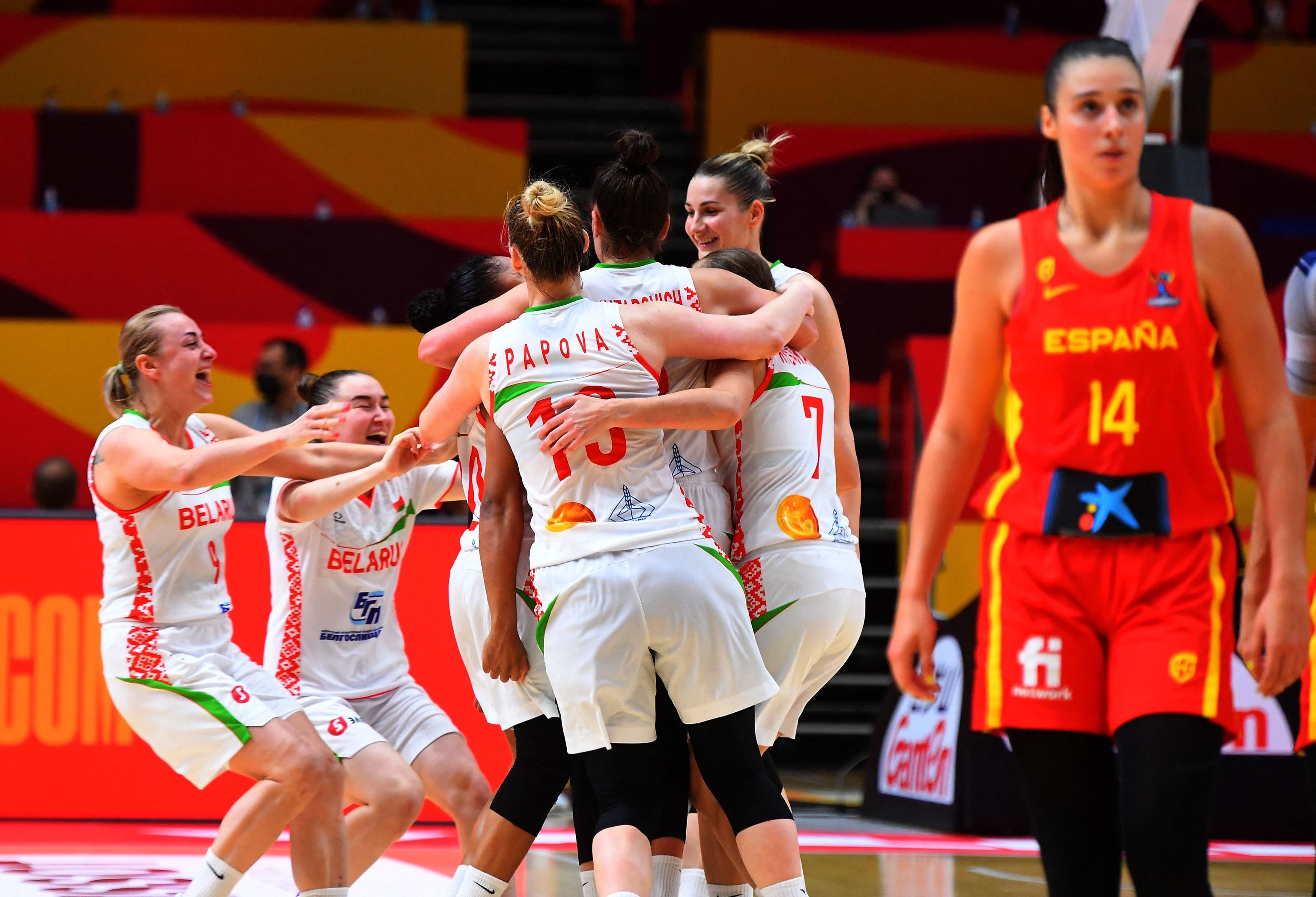 Las jugadoras de Bielorrusia celebran el triunfo, con Raquel Carrera en primer plano.