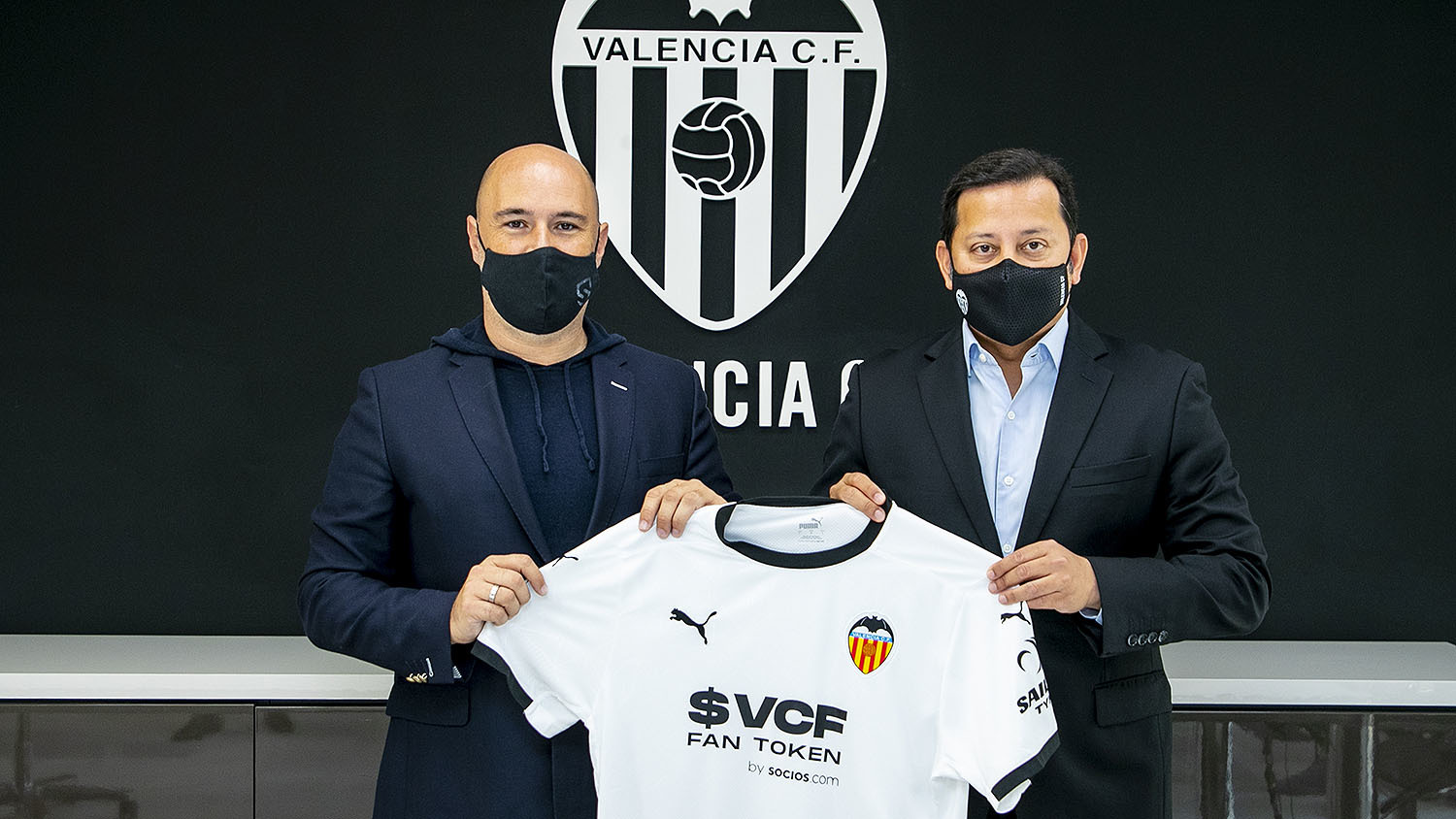 El CEO de Chilliz, Alexandre Dreyfus, junto al presidente del Valencia, Anil Murthy.