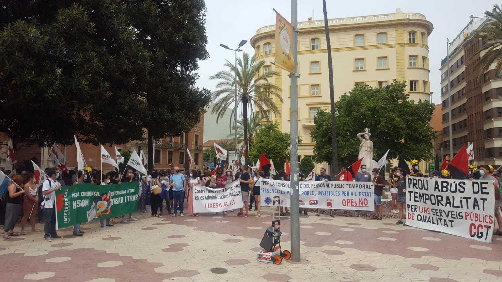 Protesta de interinos, este viernes, en la plaza Mara Agustina de Castelln.