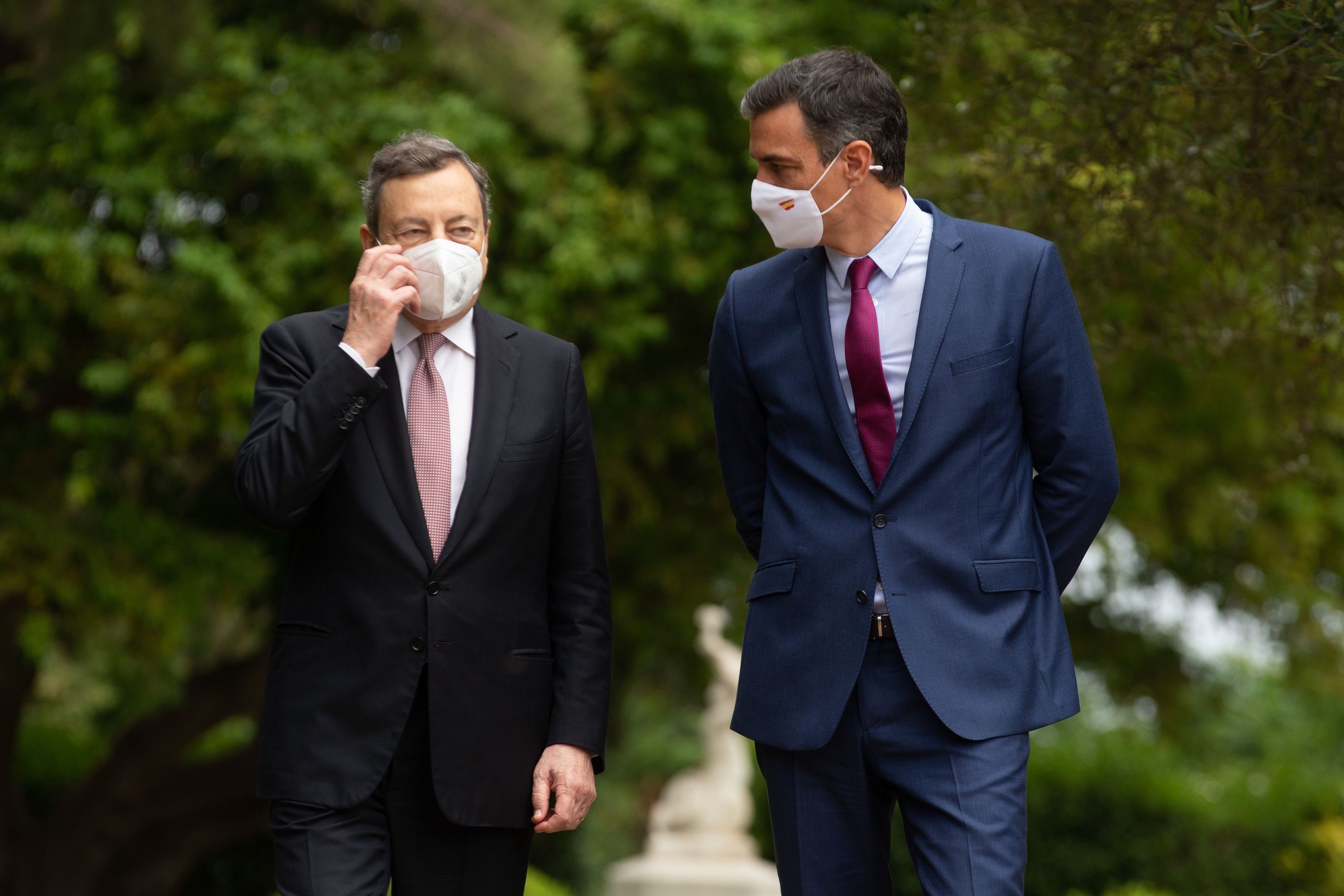-El presidente del Gobierno, Snchez y el primero ministro de Italia, Mario Draghi paseando este viernes por el Palacete Albniz de Barcelona