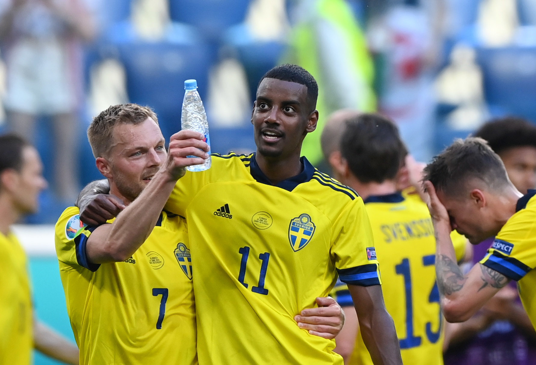 Larsson e Isak celebran la victoria ante Eslovaquia.