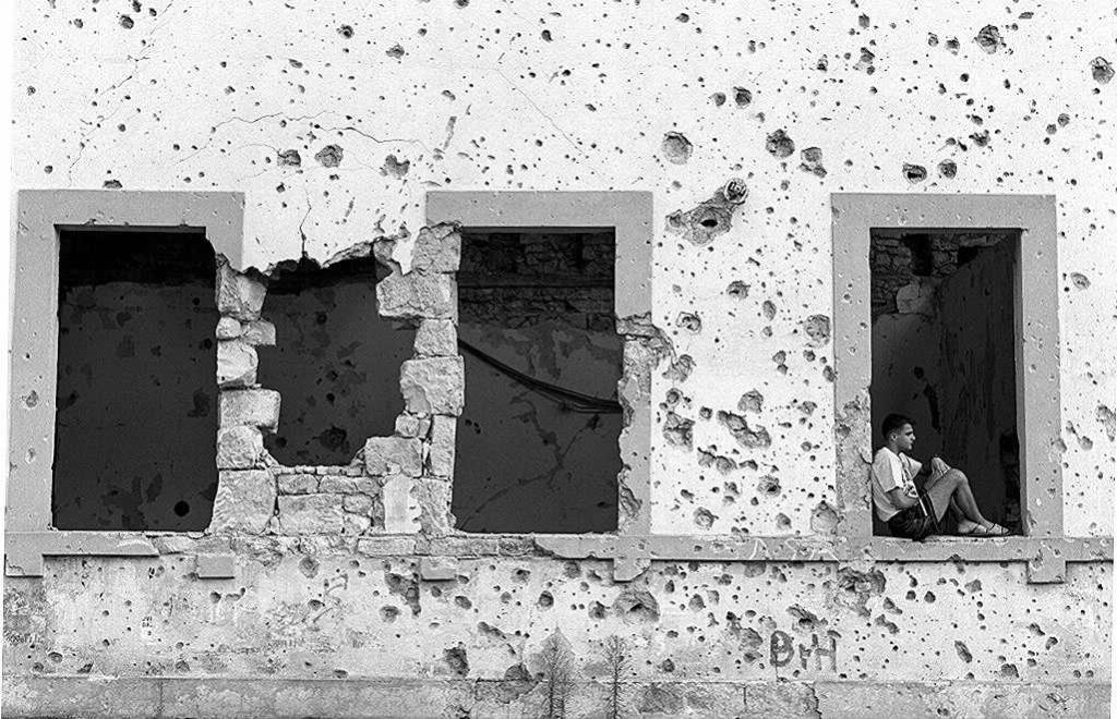 Impactos en un edificio de Mostar.