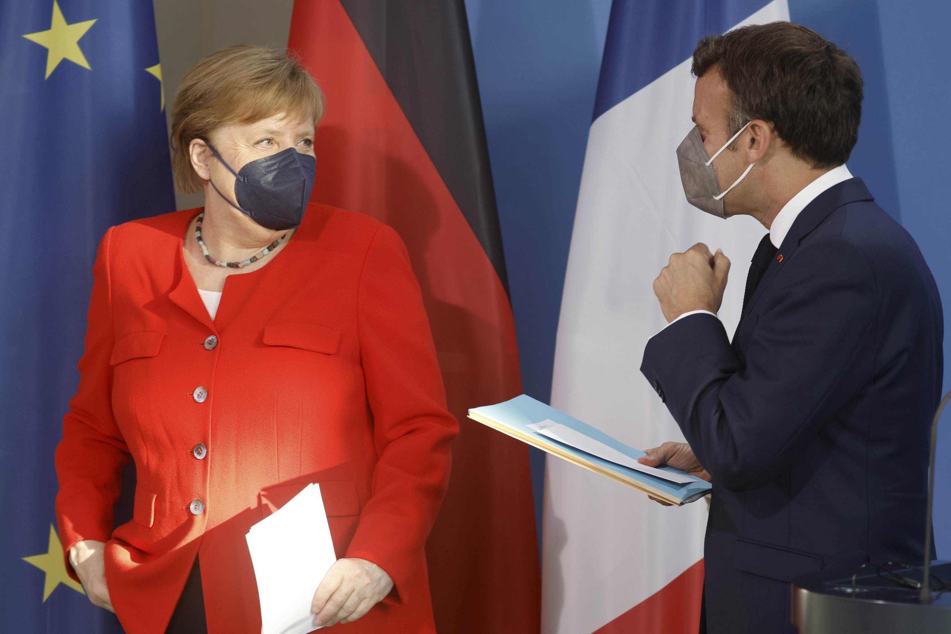 Merkel y Macron se miran antes de dirigirse a la prensa, en Berln.