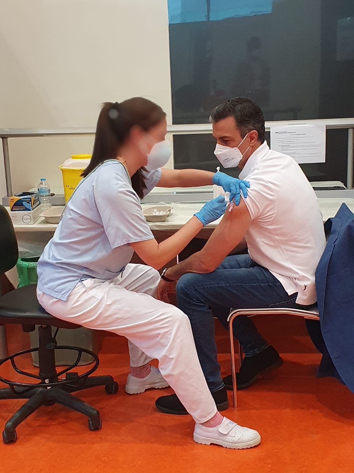Pedro Snchez, en el momento de recibir la vacuna, en una imagen que ha subido a Twitter.