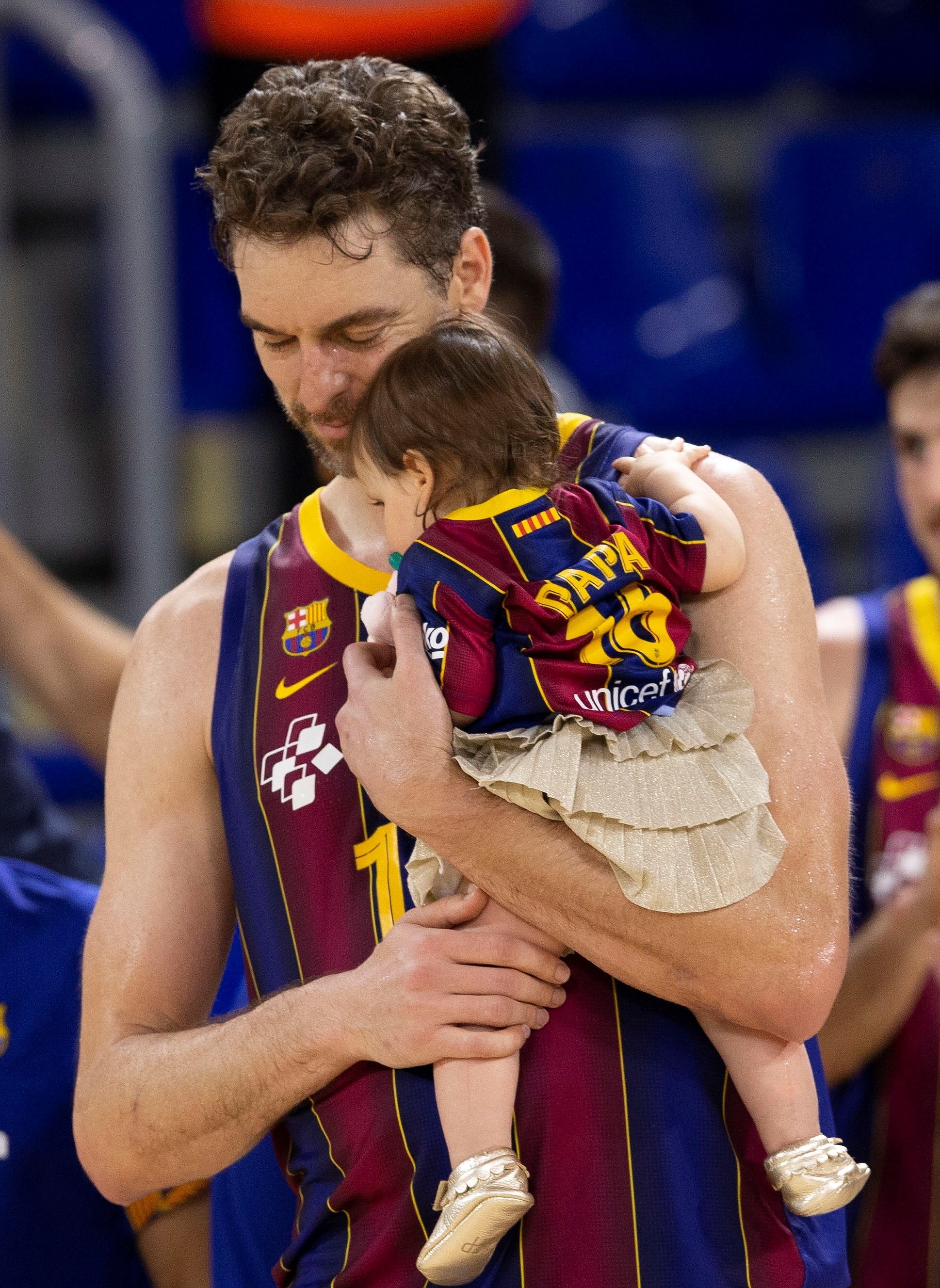 Pau Gasol, con su hija en brazos, tras conquistar la Liga ACB con el Bara.