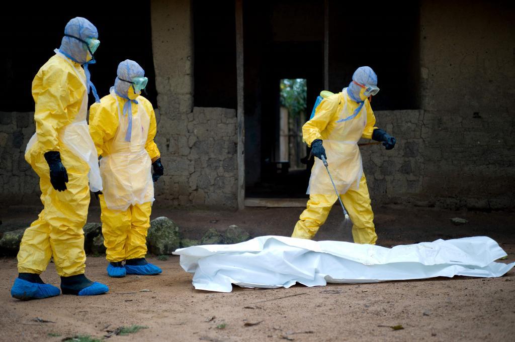 Sanitarios preparan el traslado del cadáver de un muerto por ébola en Guinea.