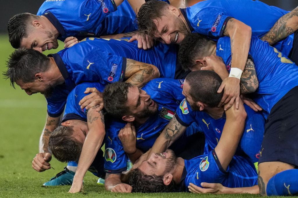 Los jugadores italianos celebran un gol ante Suiza el mircoles.