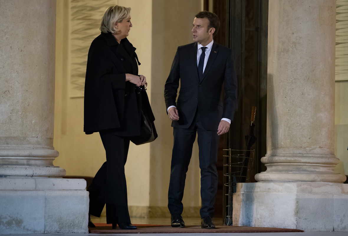 Macron y Le Pen se despiden tras reunirse en el Elíseo.