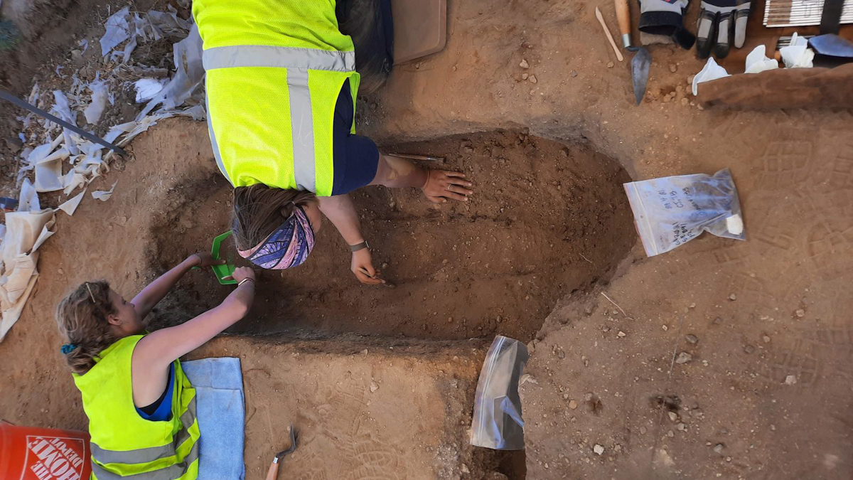 Arqueólogos holandeses en un enterramiento de esclavos.
