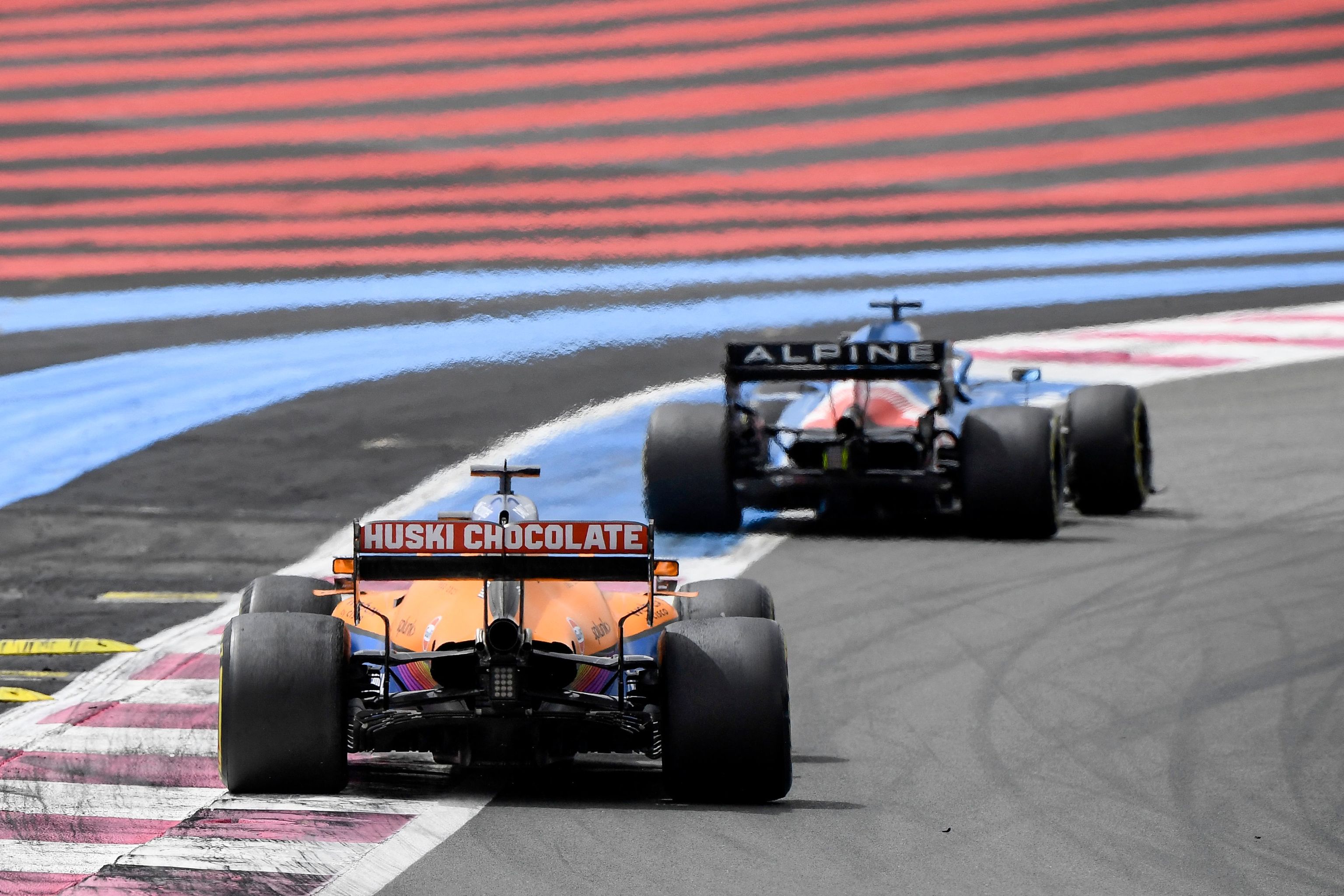 Alonso, por delante de Ricciardo, el domingo en Paul Ricard.