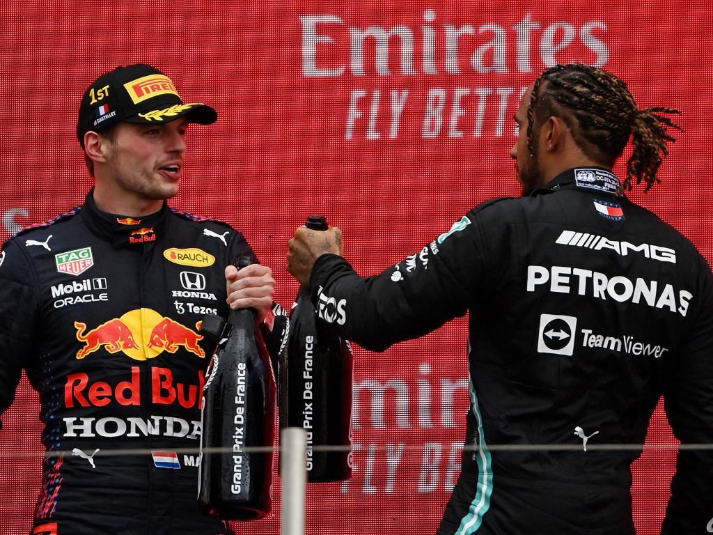 Verstappen y Hamilton en el podio.
