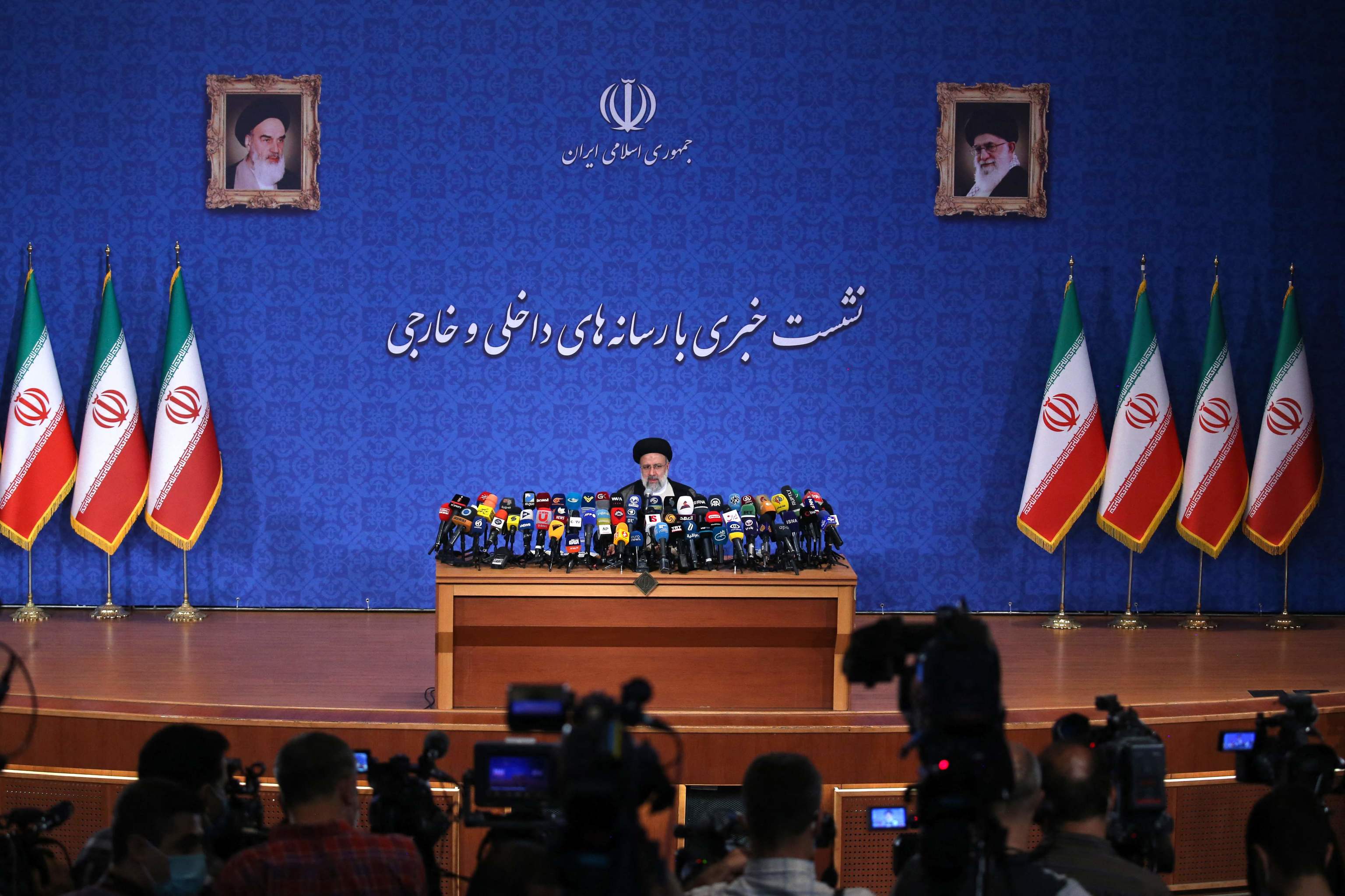 Primera rueda de prensa del nuevo presidente iran, Ibrahim Raisi, este lunes.