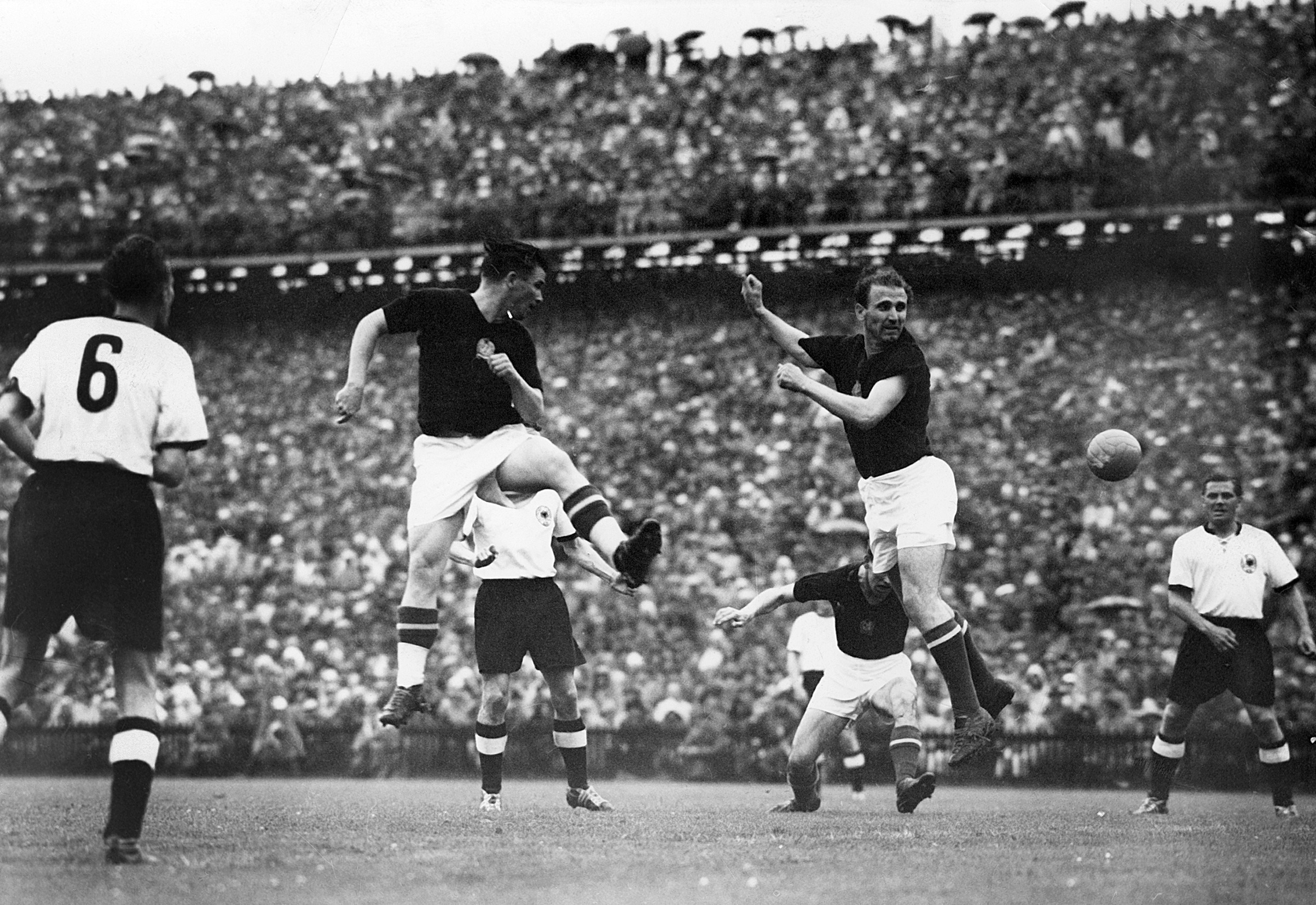 Puskas remata de cabeza frente a Alemania en la final del Mundial de 1954.
