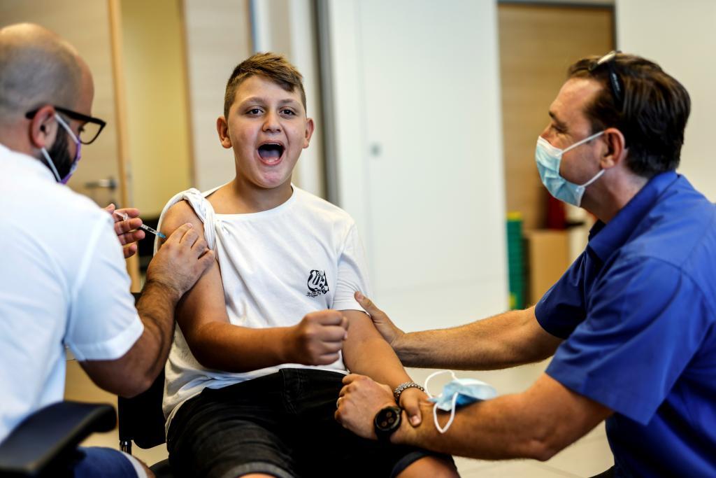 Un nio recibe una vacuna en Israel.
