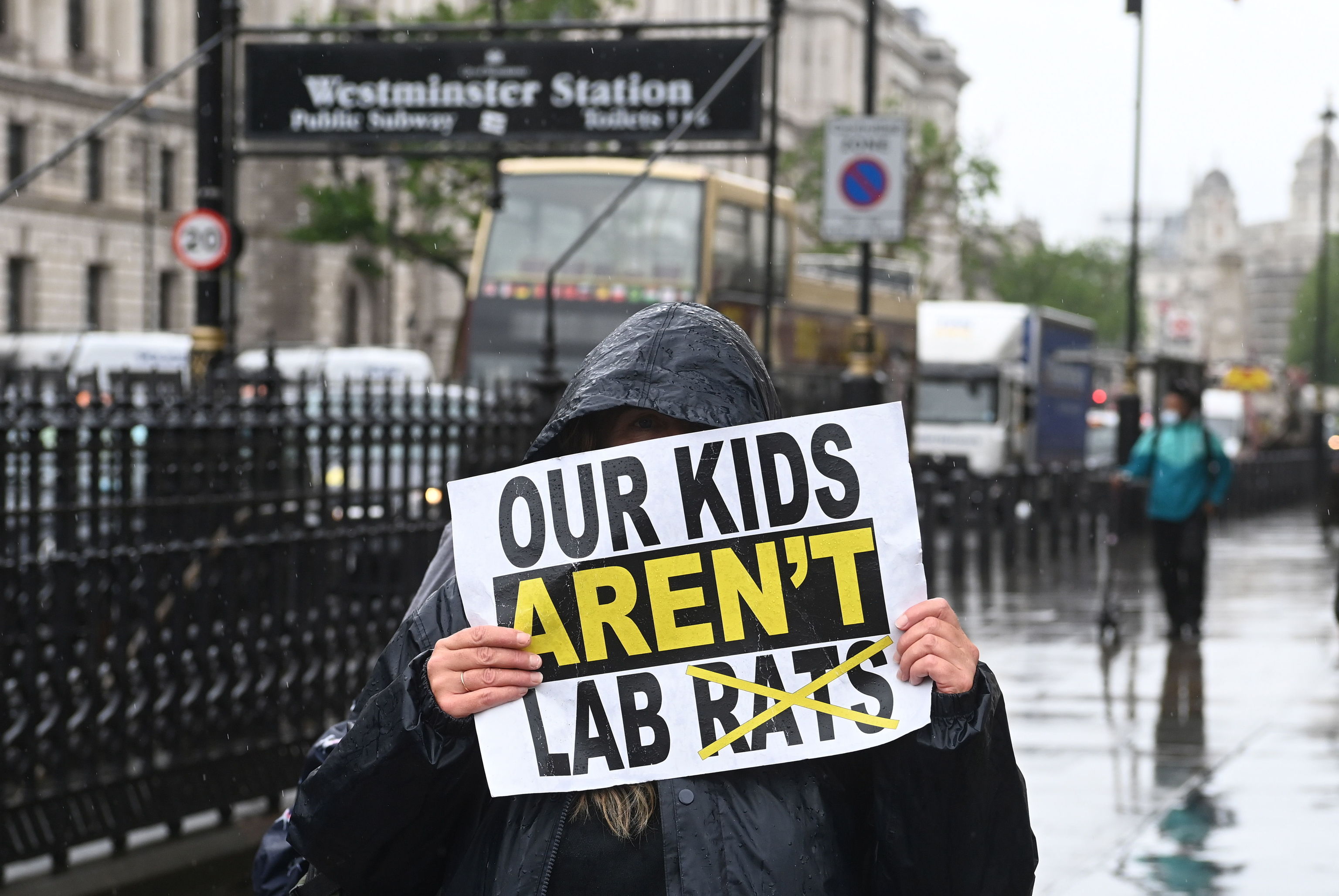 Un manifestante sostiene un cartel en Londres.