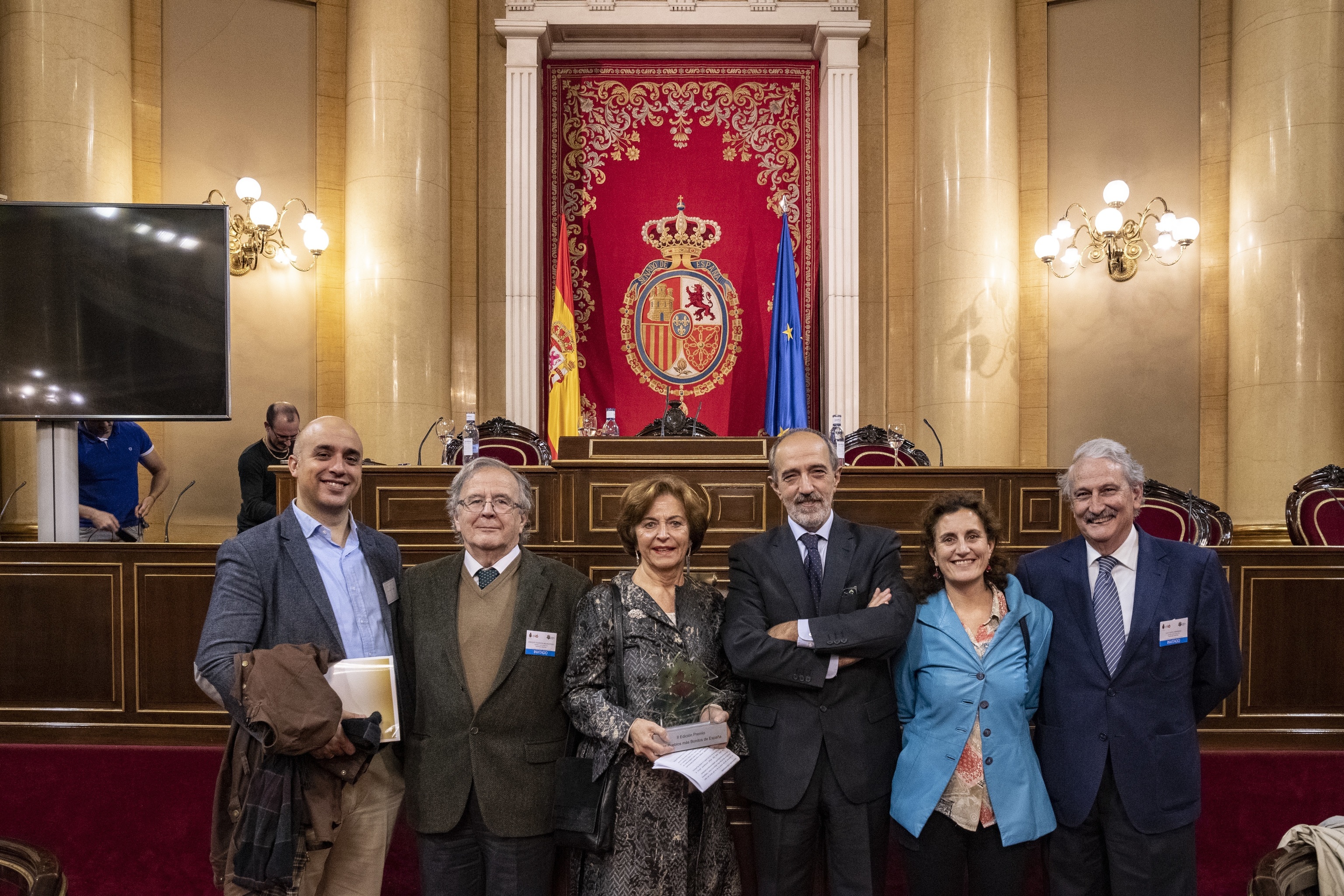 La Junta directiva de Hispania Nostra (con Araceli Pereda en el centro), en el senado, en 2018.)