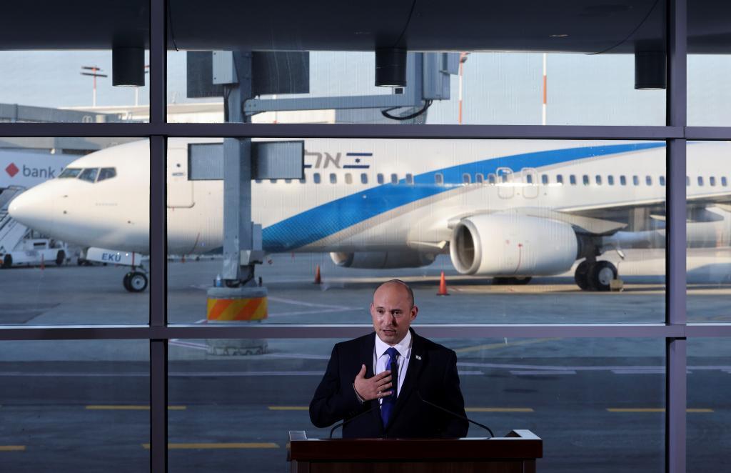 El nuevo jefe de Gobierno israel, Naftali Bennett, en el aeropuerto Ben Gurion.