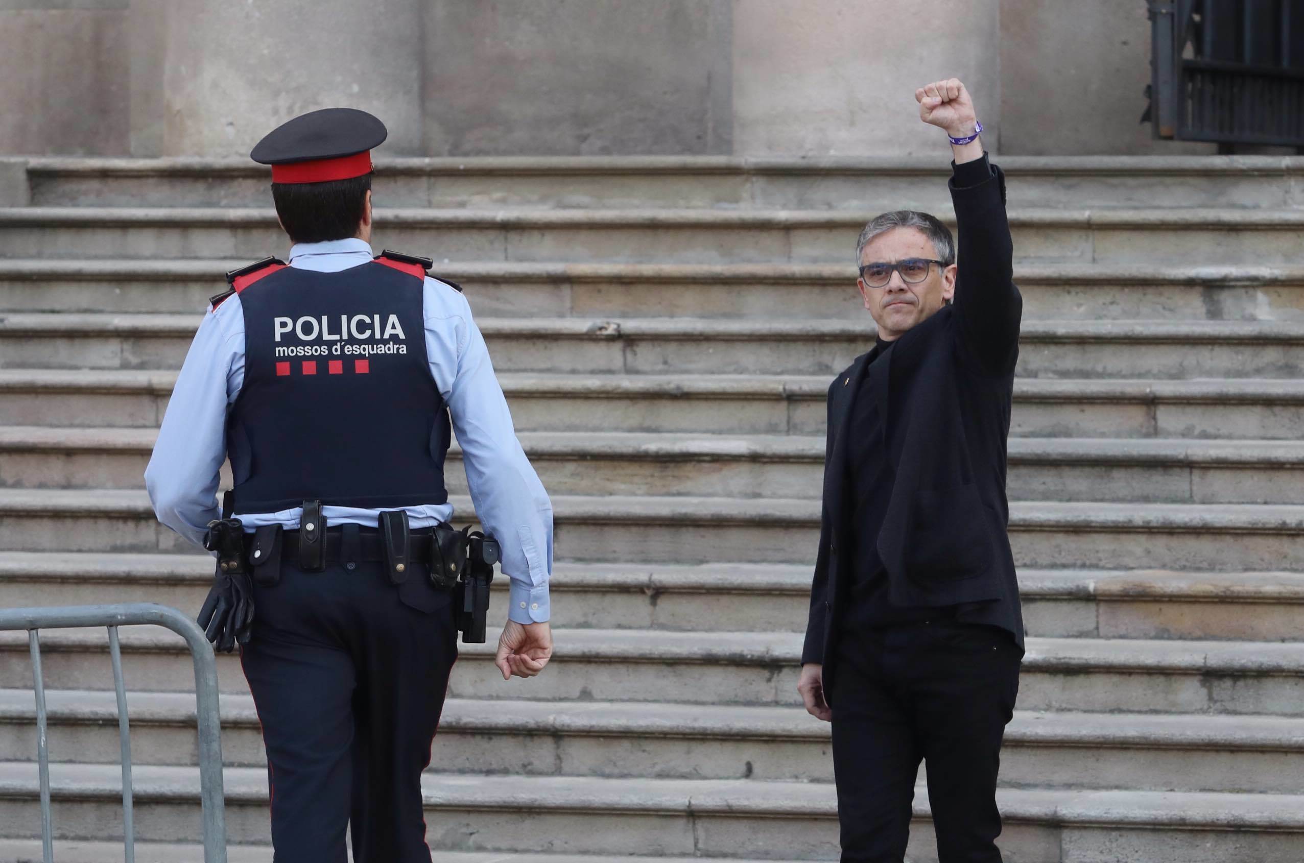 Josep Maria Jové, considerado uno de los arquitectos del 1-O, saluda a los manifestantes independentistas antes de declarar ante el TSJC.