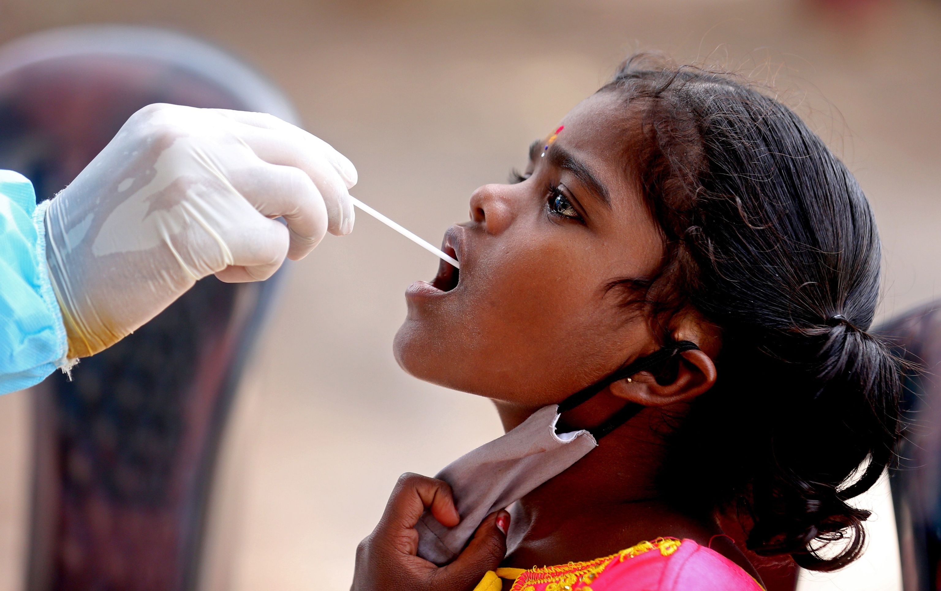 Una niña se somete a una prueba PCR en Bangalore.