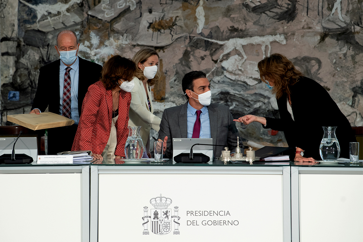 Pedro Snchez, rodeado por Juan Carlos Campo, Carmen Calvo, Nadia Calvio y Teresa Ribera en el Consejo de Ministros.