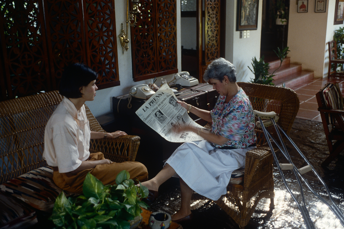 Violeta Chamorro (derecha) y su hija Cristiana, en 1990.