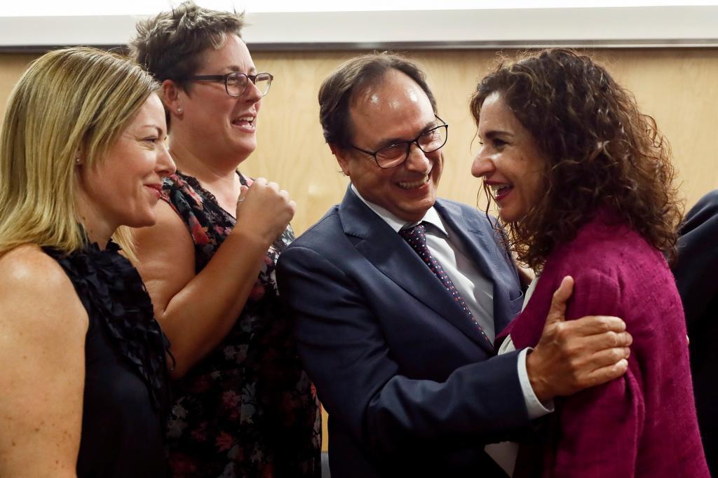 El conseller valenciano Vicent Soler saluda a la ministra de Hacienda, Mara Jess Montero.