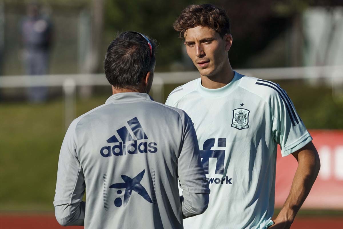 Pau Torres dialoga con el seleccionador, Luis Enrique Martnez, durante un entrenamiento en Las Rozas.
