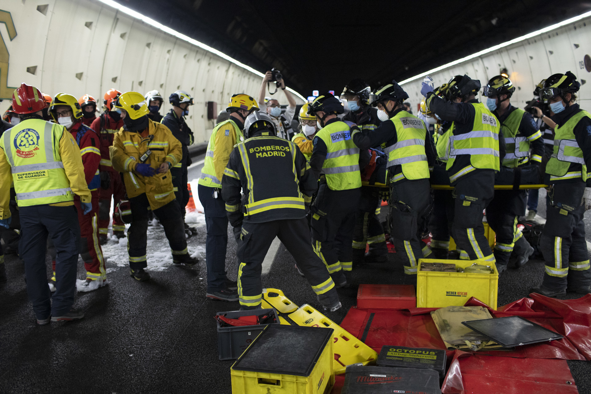 Bomberos de Madrid y personal sanitario atienden a los heridos en el simulacro.