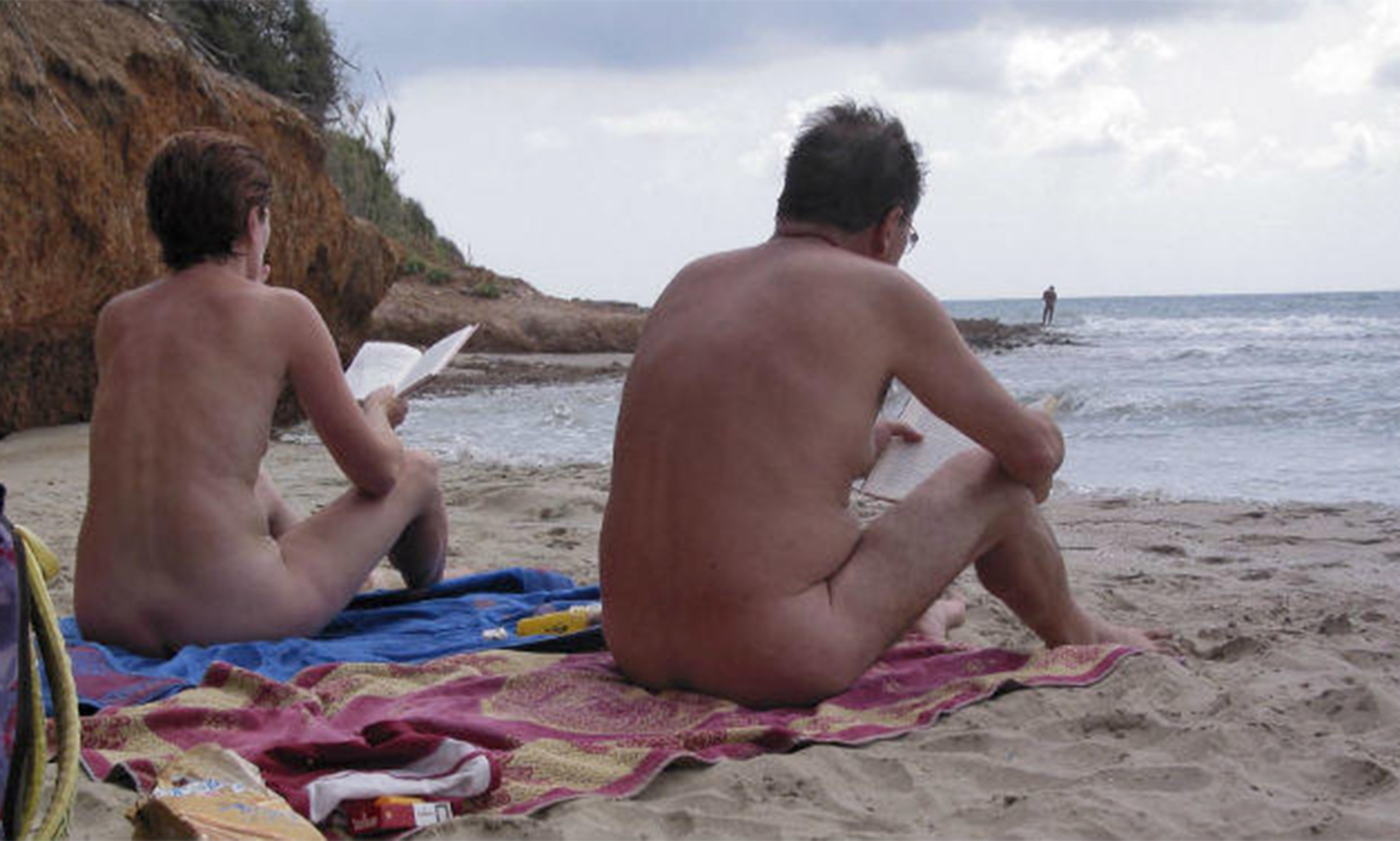 Dos personas realizan nudismo en una playa de Oropesa.