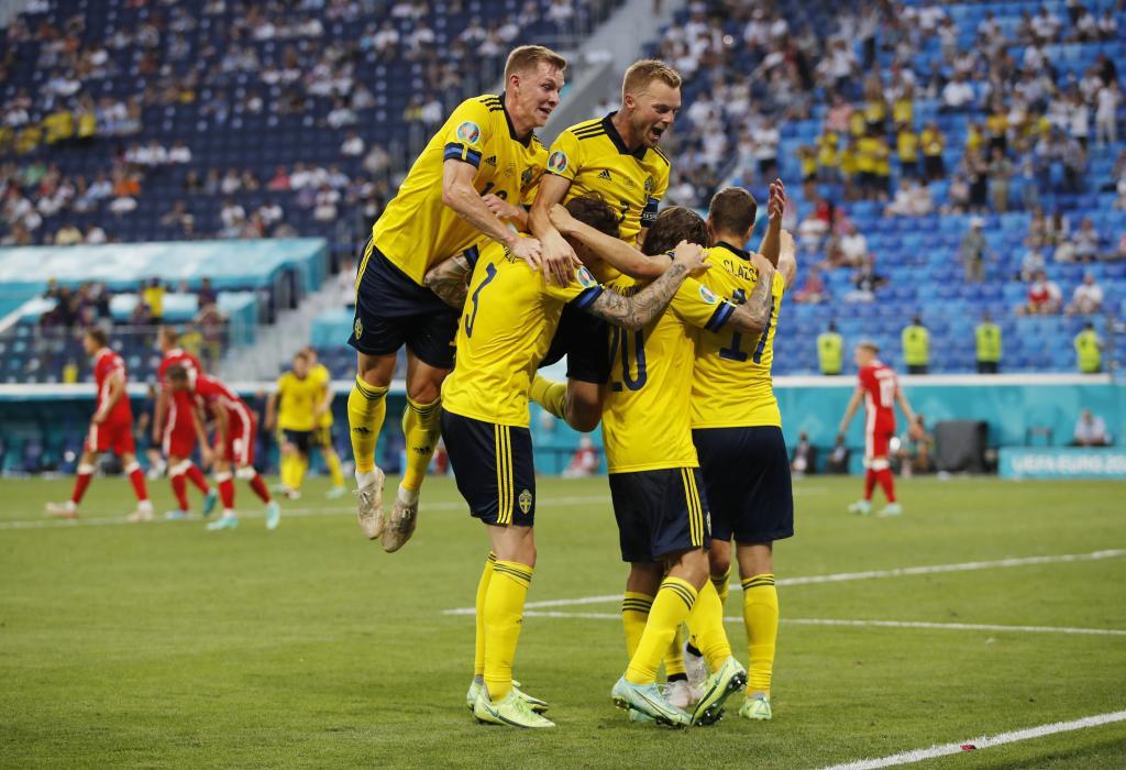 Suecia celebrando el gol de Claesson