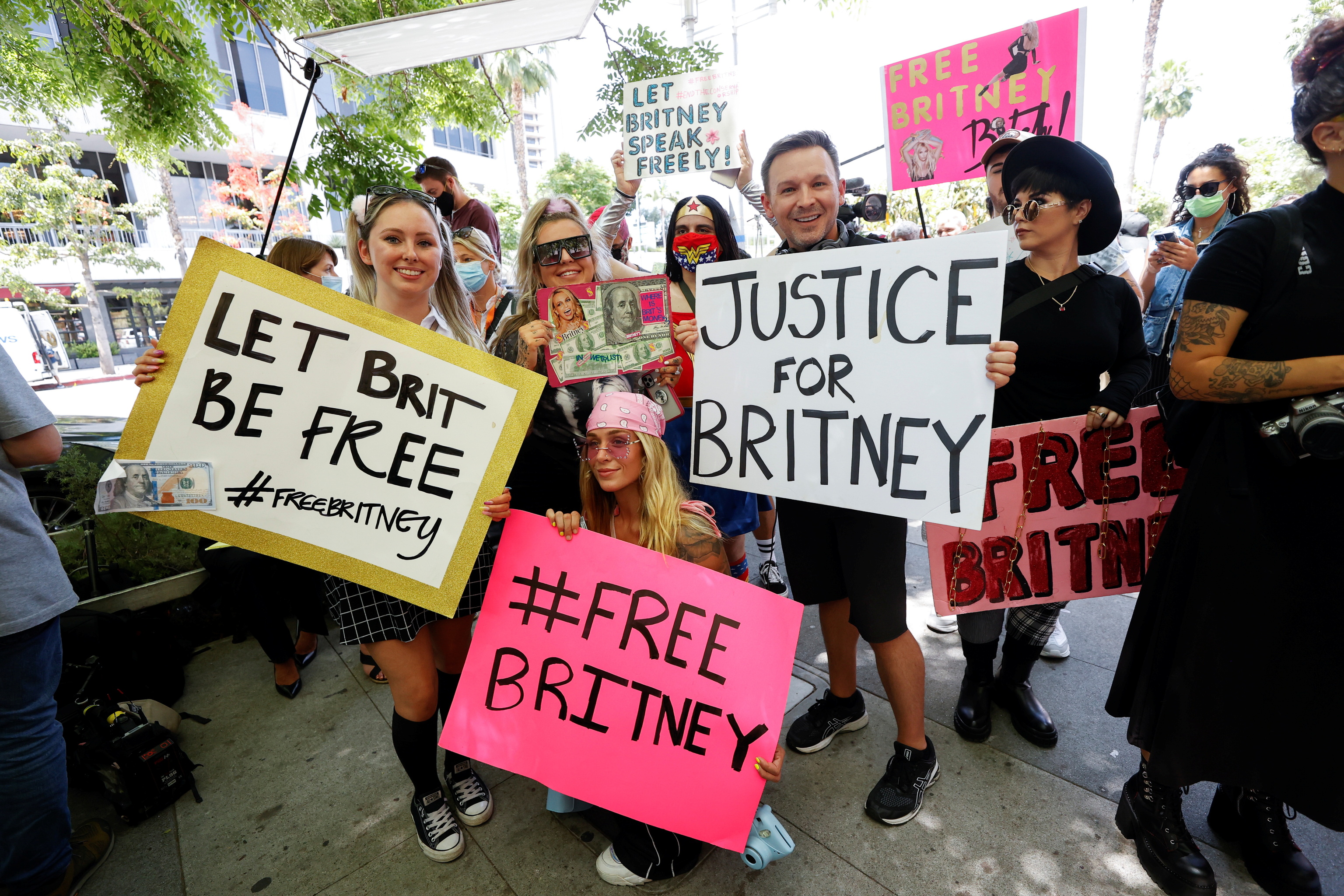 Fans de Britney Spears protestan frente al juzgado, en Los ngeles, este mircoles.