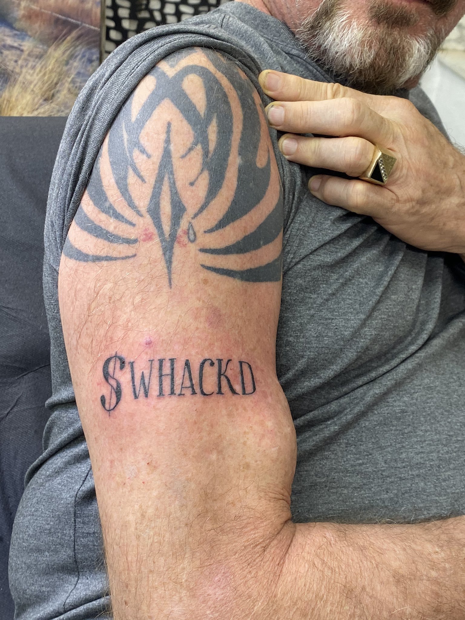 Tatuaje de John McAfee con el que ironizaba que si se suicidaba en realidad le habrían asesinado.