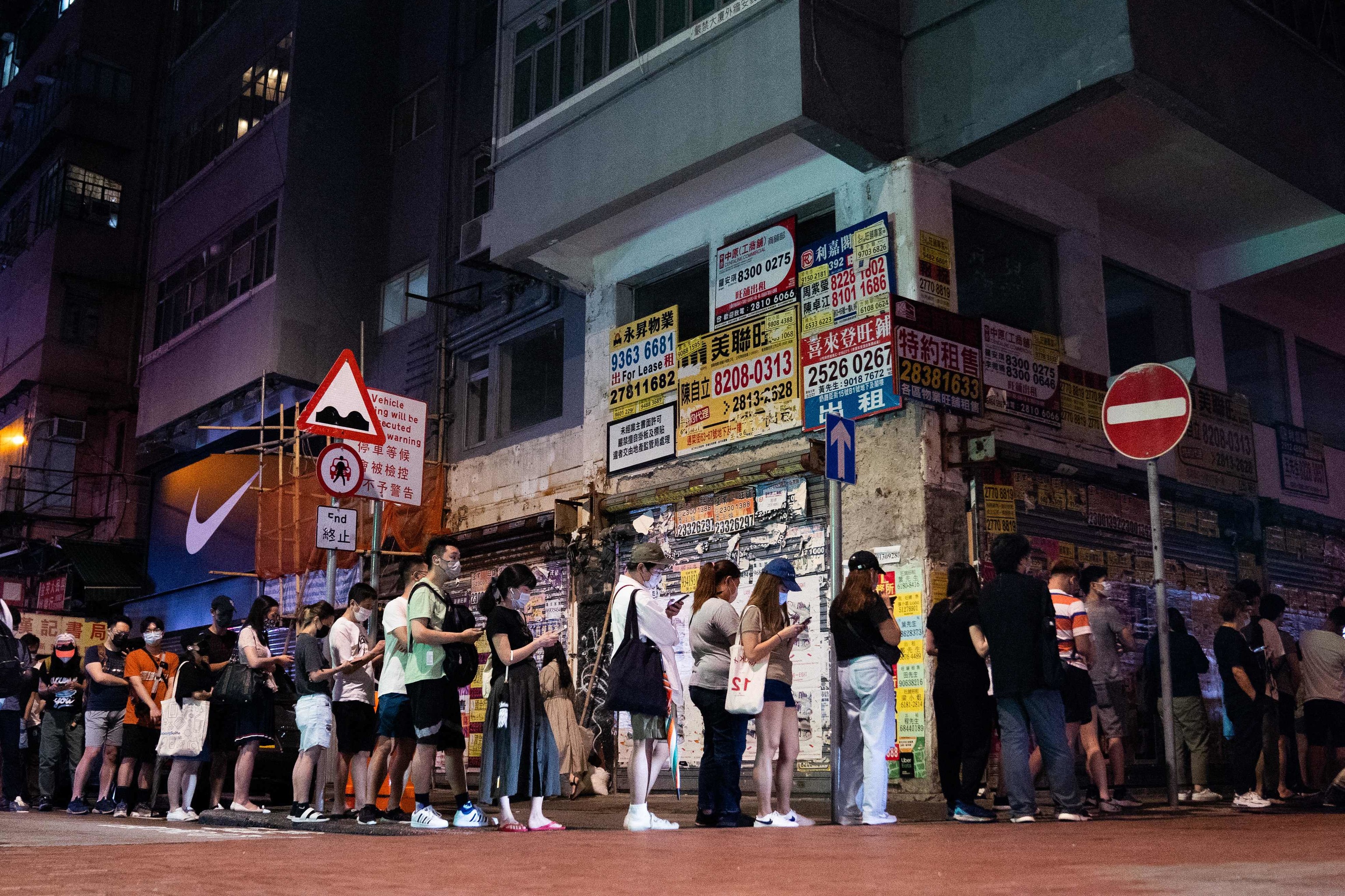 Personas en fila para comprar el Apple Daily en Hong Kong.