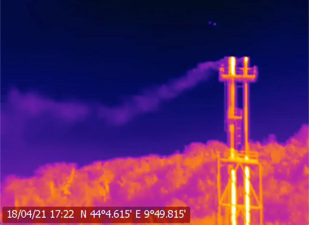 Imágenes de una fuga de gas metano con una cámara de infrarrojos en una plataforma italiana.
