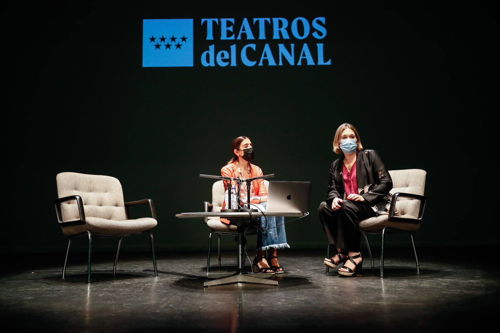La consejera de Cultura, Turismo y Deporte, Marta Rivera de la Cruz y la directora artstica de Teatros del Canal, Blanca Li.
