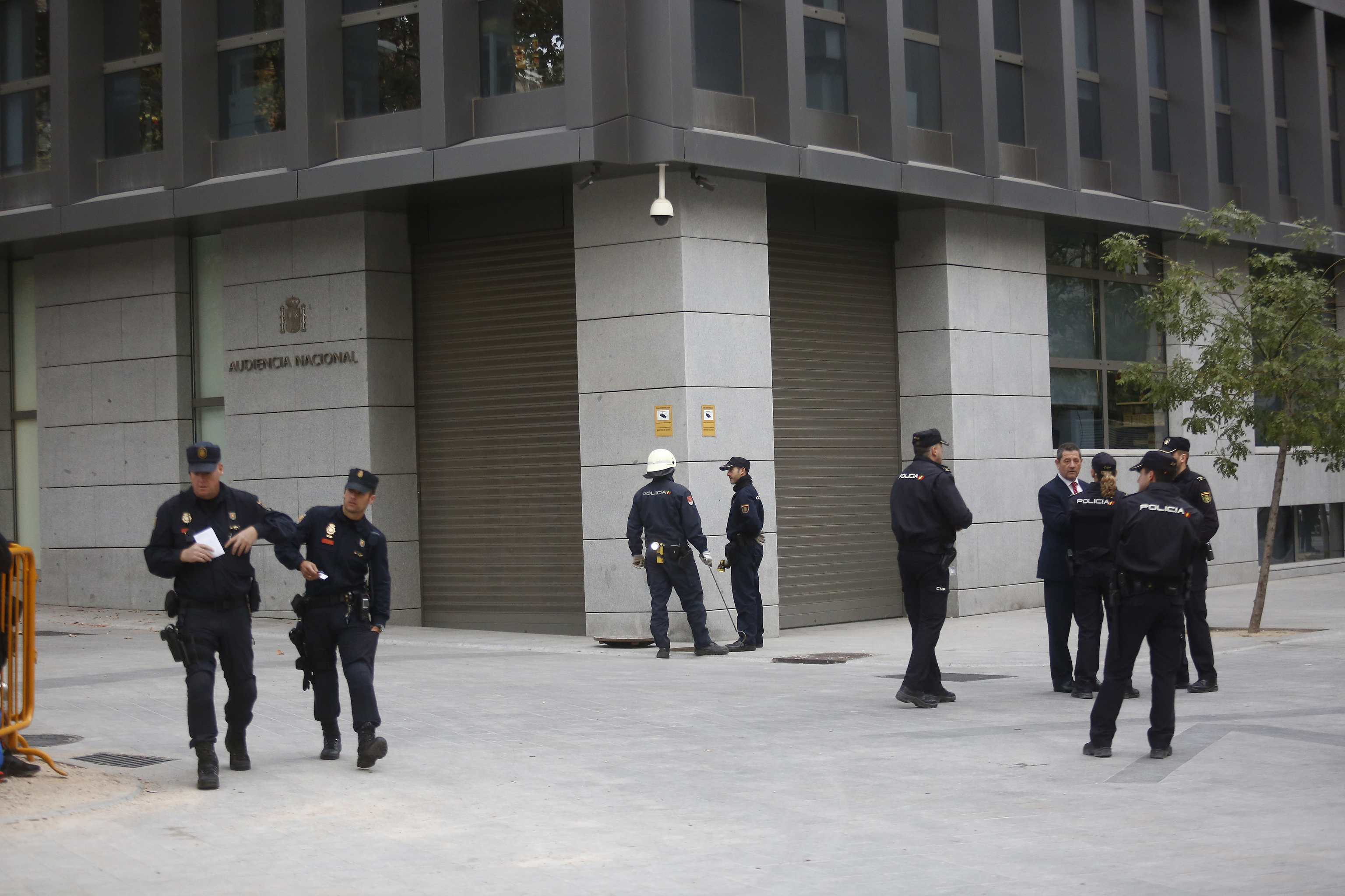 Agentes policiales ante la sede de la Audiencia Nacional.