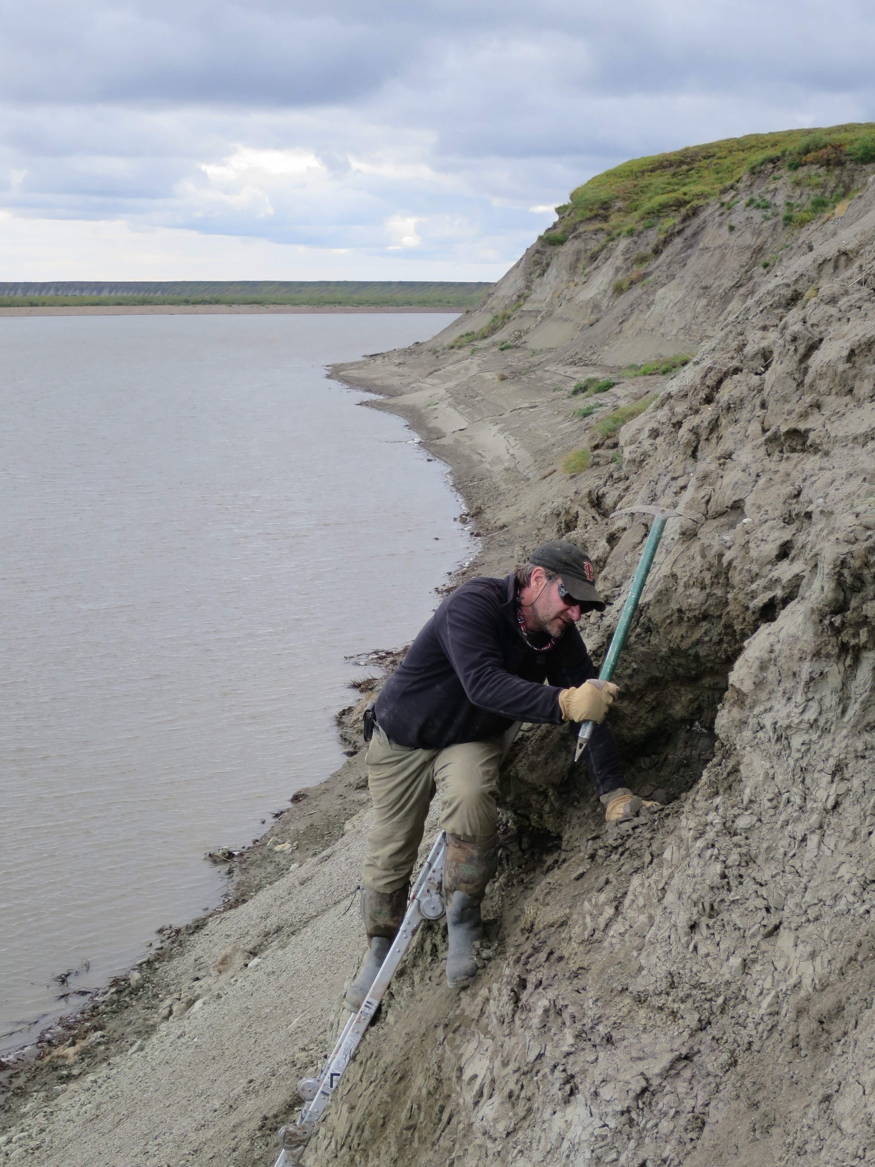 El investigador Greg Erickson excavando en el norte de Alaska.