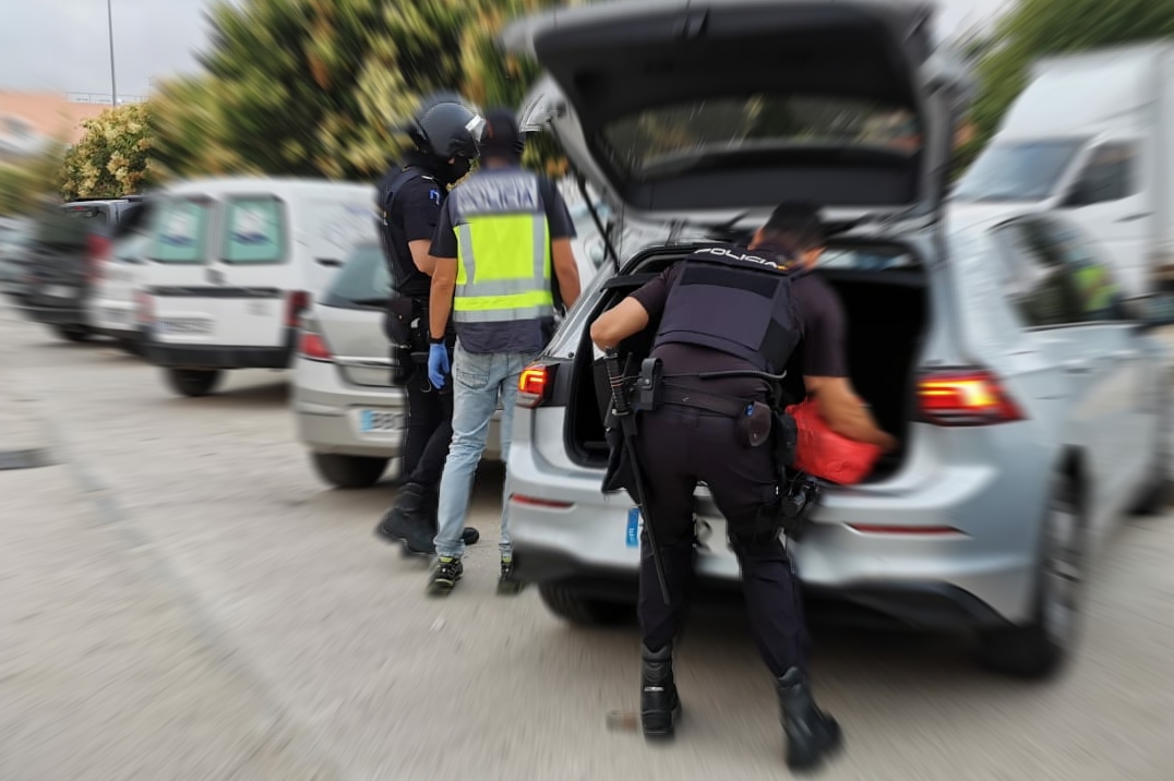 Agentes de la Polica Nacional desplegados durante el operativo contra el narco en Algeciras.