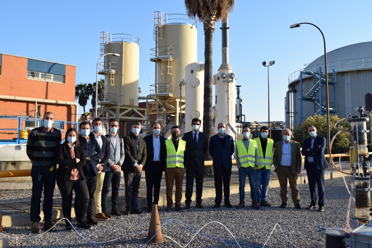 Representantes de Enags y Facsa, en la visita a la planta depuradora de Castelln.