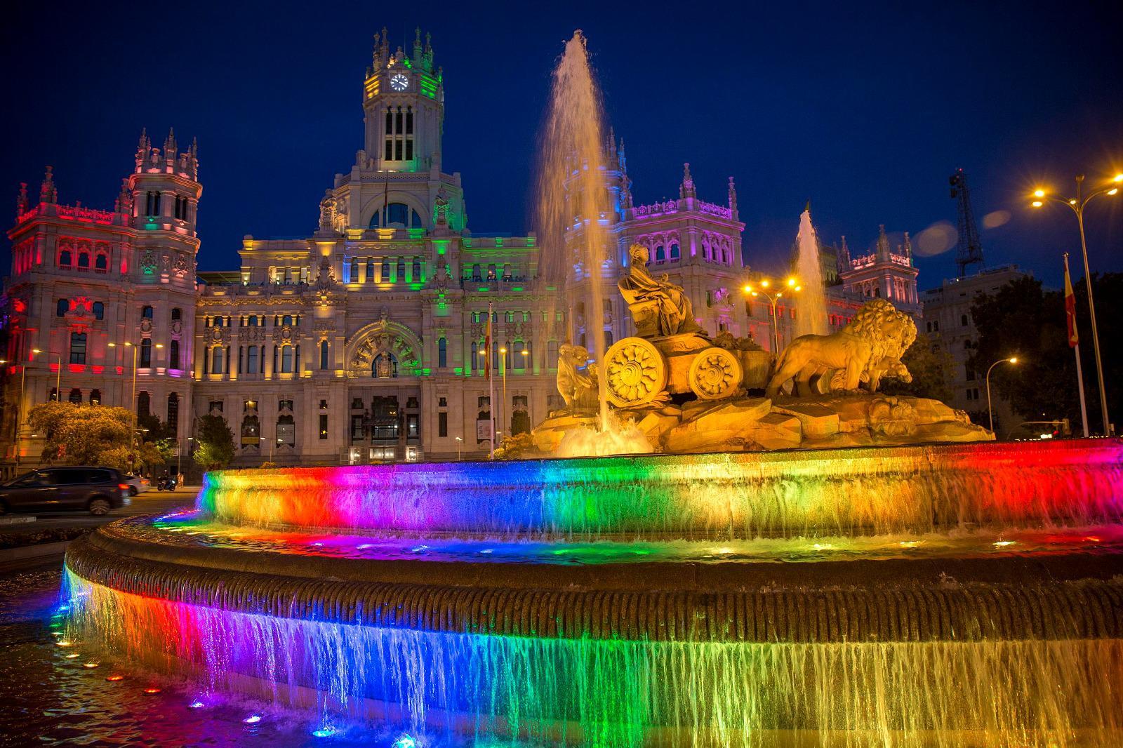La fuente de Cibeles, anoche, con los colores del arco iris